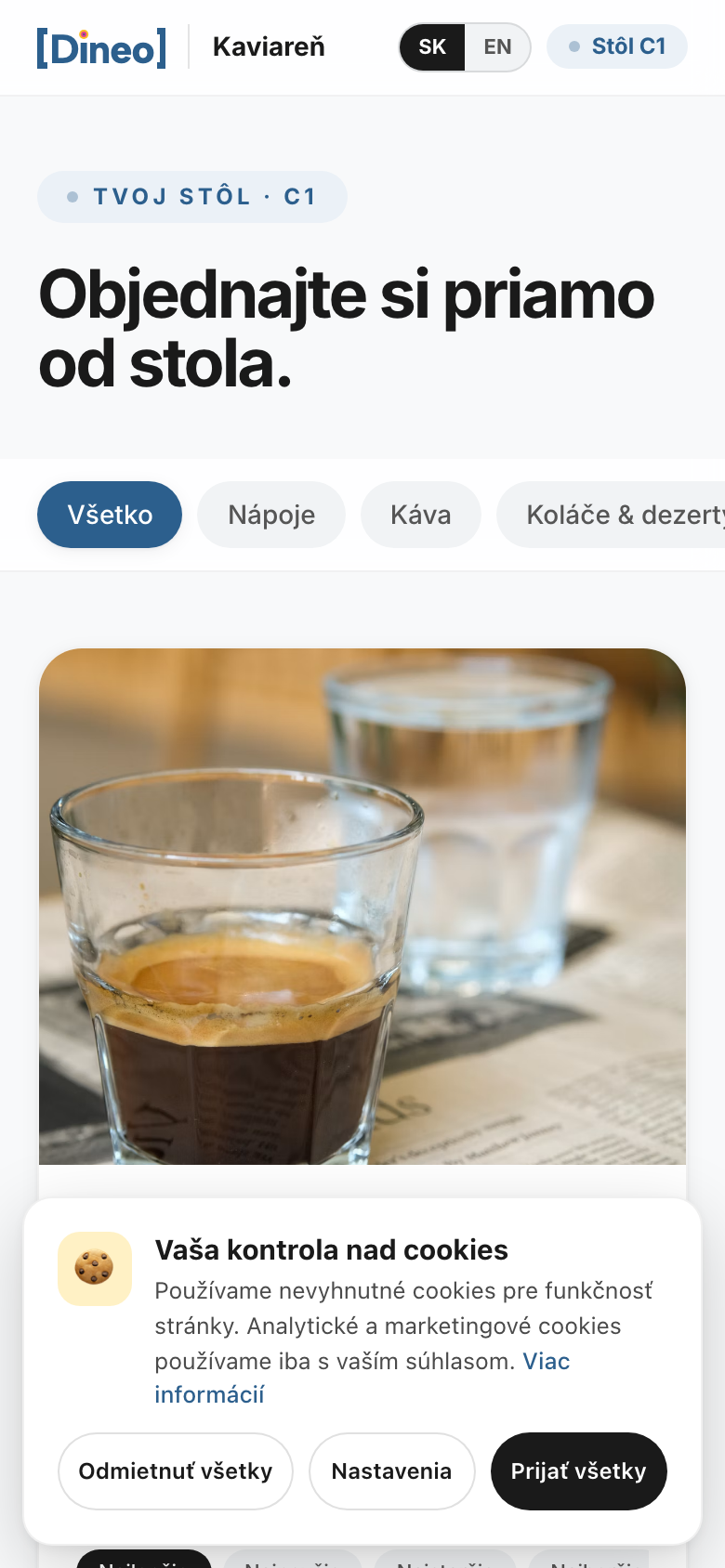 QR menu hosťa v telefóne — výber jedla s cenami a alergénmi